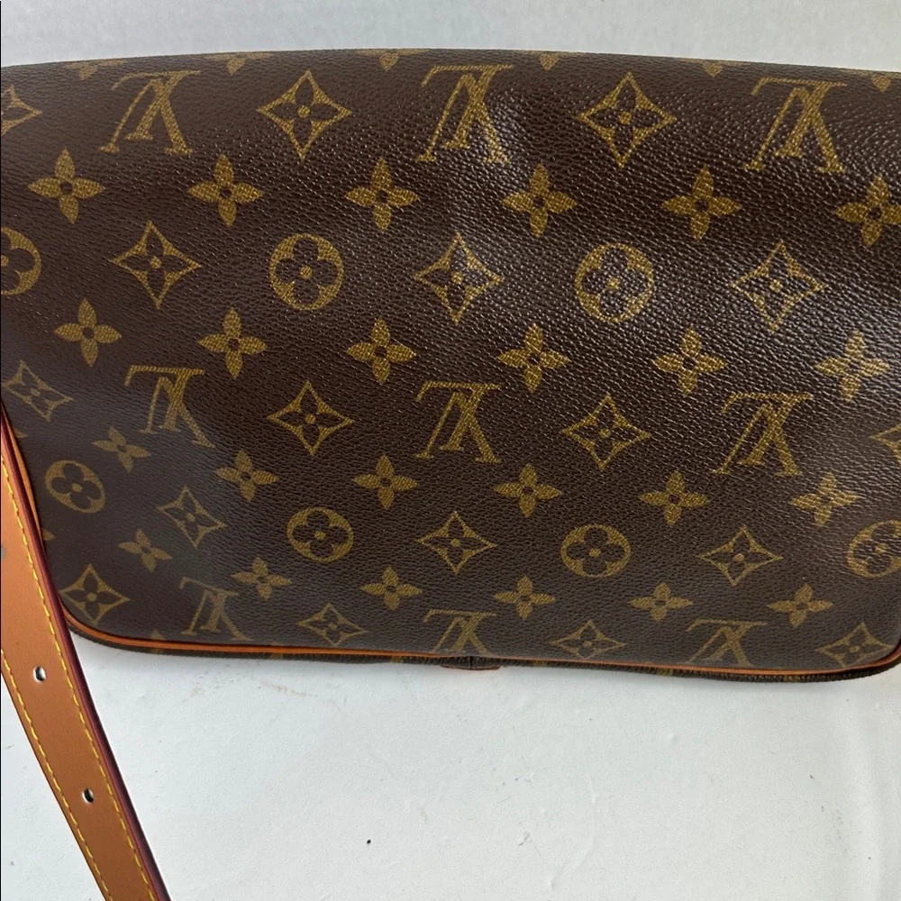 Louis Vuitton monogram Saint Germain 
Date Code NO or D 0909
11” x 8” x 2” - Picture 5 of 15